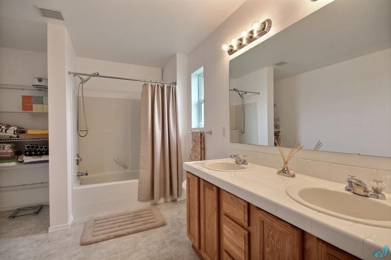 exposio_08_master_bathroom_01_1221_142nd_st_s.jpg